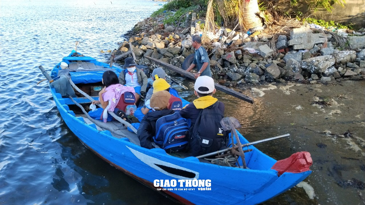 Người dân, học sinh “đánh cược” tính mạng với đò ngang vượt sông ở Quảng Nam - Ảnh 1.