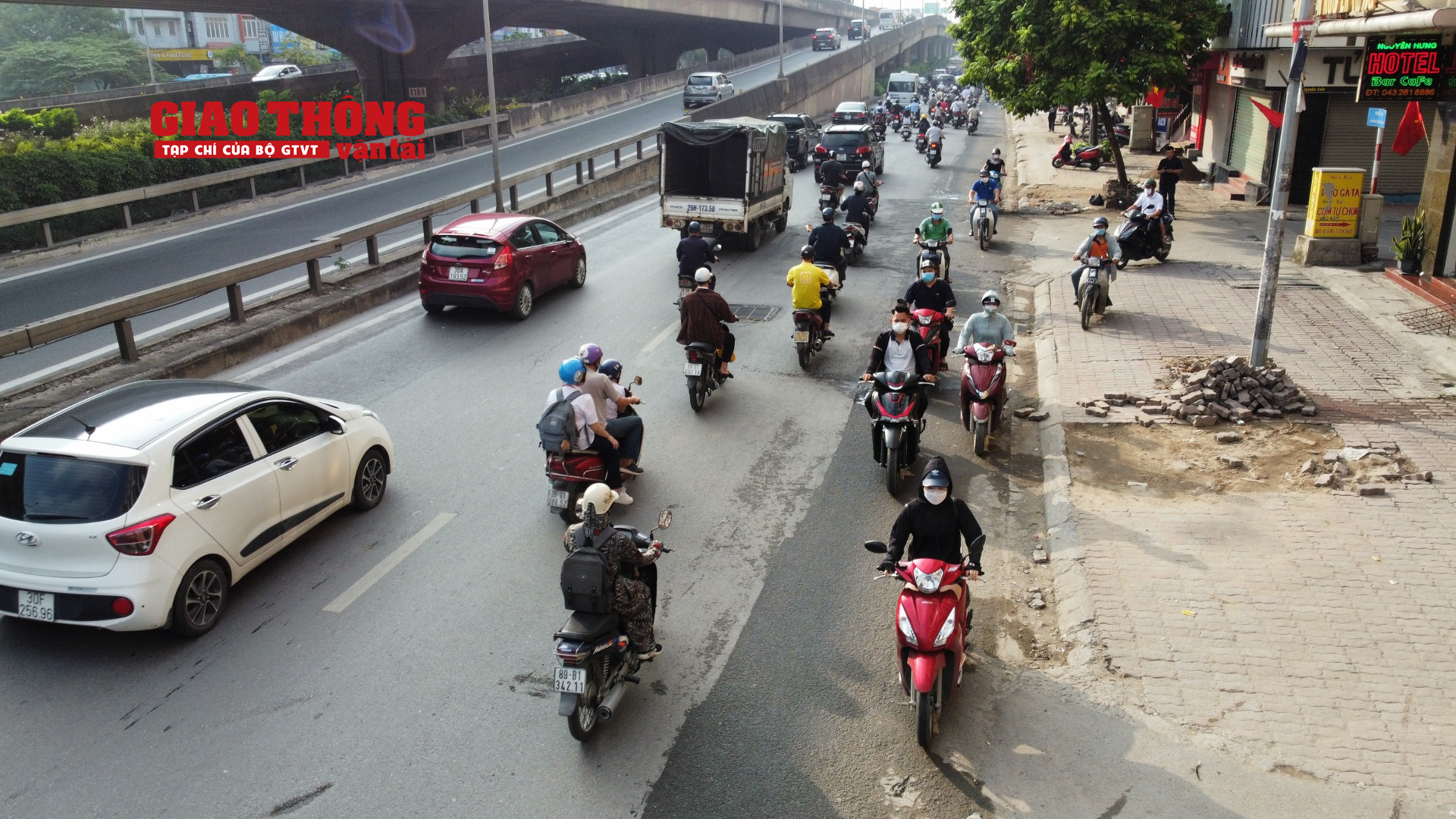 CSGT, Cảnh sát 113 “chốt” bắt người đi xe máy ngược chiều đường Nguyễn Xiển  - Ảnh 1.