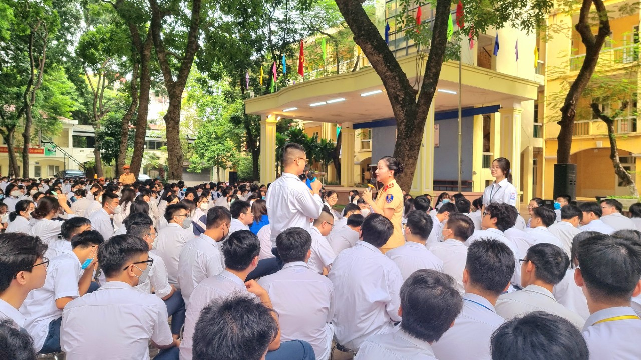 Sân khấu hóa hoạt động đảm bảo ATGT trường học ở Hà Nội - Ảnh 2.