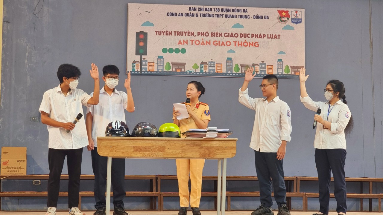 Sân khấu hóa hoạt động đảm bảo ATGT trường học ở Hà Nội - Ảnh 1.