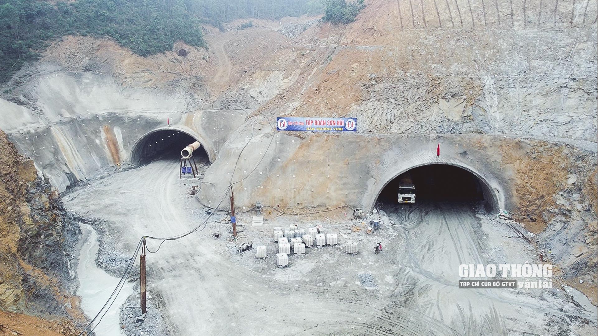Hầm Trường Vinh trên cao tốc Bắc - Nam đoạn Nghi Sơn - Diễn Châu đã được đào thông vào ngày 28/4/2022