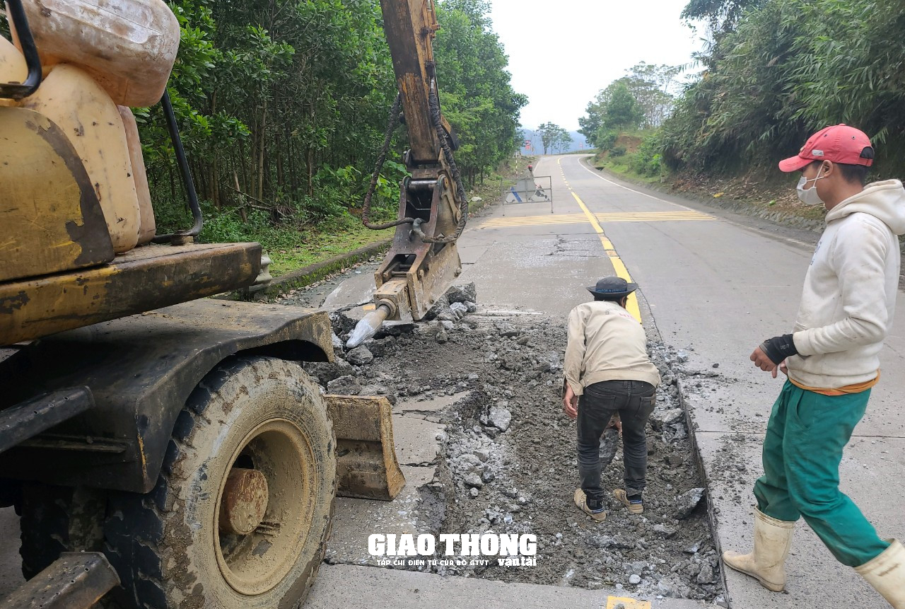 Cận cảnh vá sửa mặt đường, đảm bảo ATGT tuyến Hồ Chí Minh qua đèo Lò Xo - Ảnh 5.