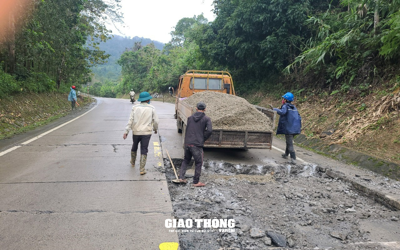 Cận cảnh vá sửa mặt đường, đảm bảo ATGT tuyến Hồ Chí Minh qua đèo Lò Xo - Ảnh 4.