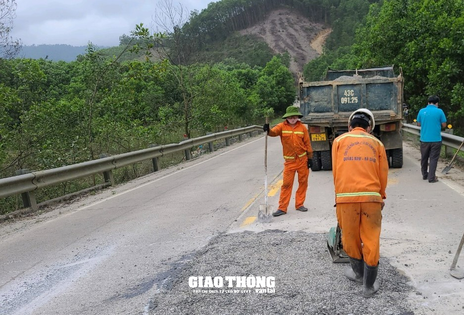 Cận cảnh vá sửa mặt đường, đảm bảo ATGT tuyến Hồ Chí Minh qua đèo Lò Xo - Ảnh 2.