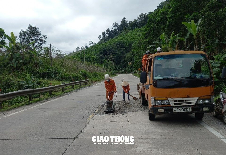Cận cảnh vá sửa mặt đường, đảm bảo ATGT tuyến Hồ Chí Minh qua đèo Lò Xo - Ảnh 1.