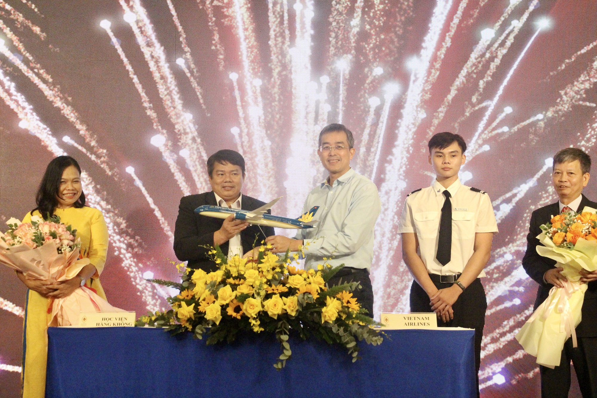 Học viện Hàng Không ký thỏa thuận hợp tác với Vietnam Airlines - Ảnh 2.