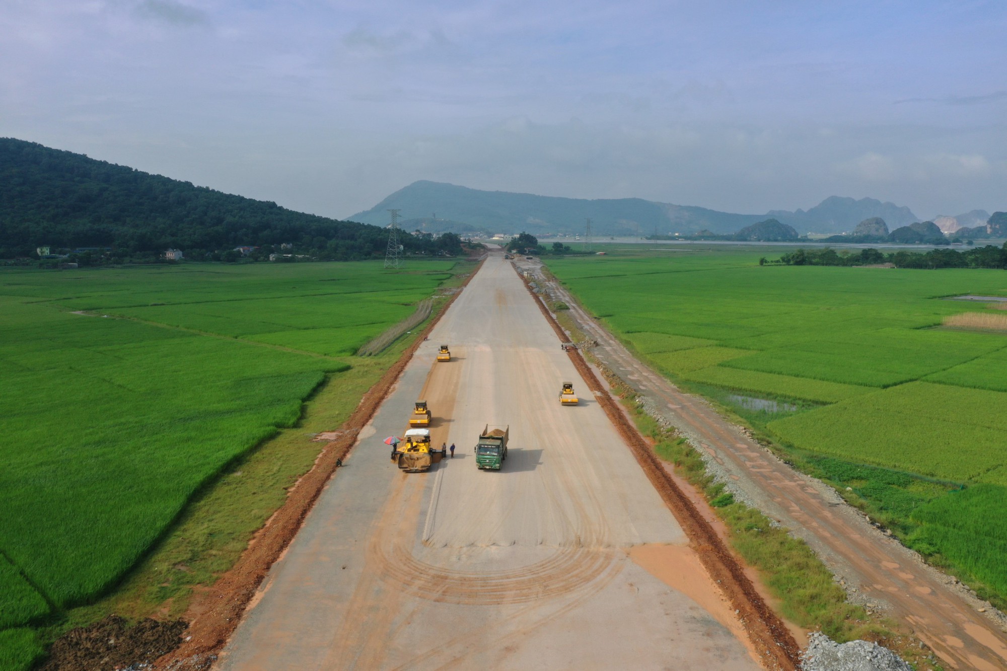 Cận cảnh hầm lớn nhất cao tốc Bắc-Nam qua Thanh Hóa chuẩn bị hoàn thành - Ảnh 10.