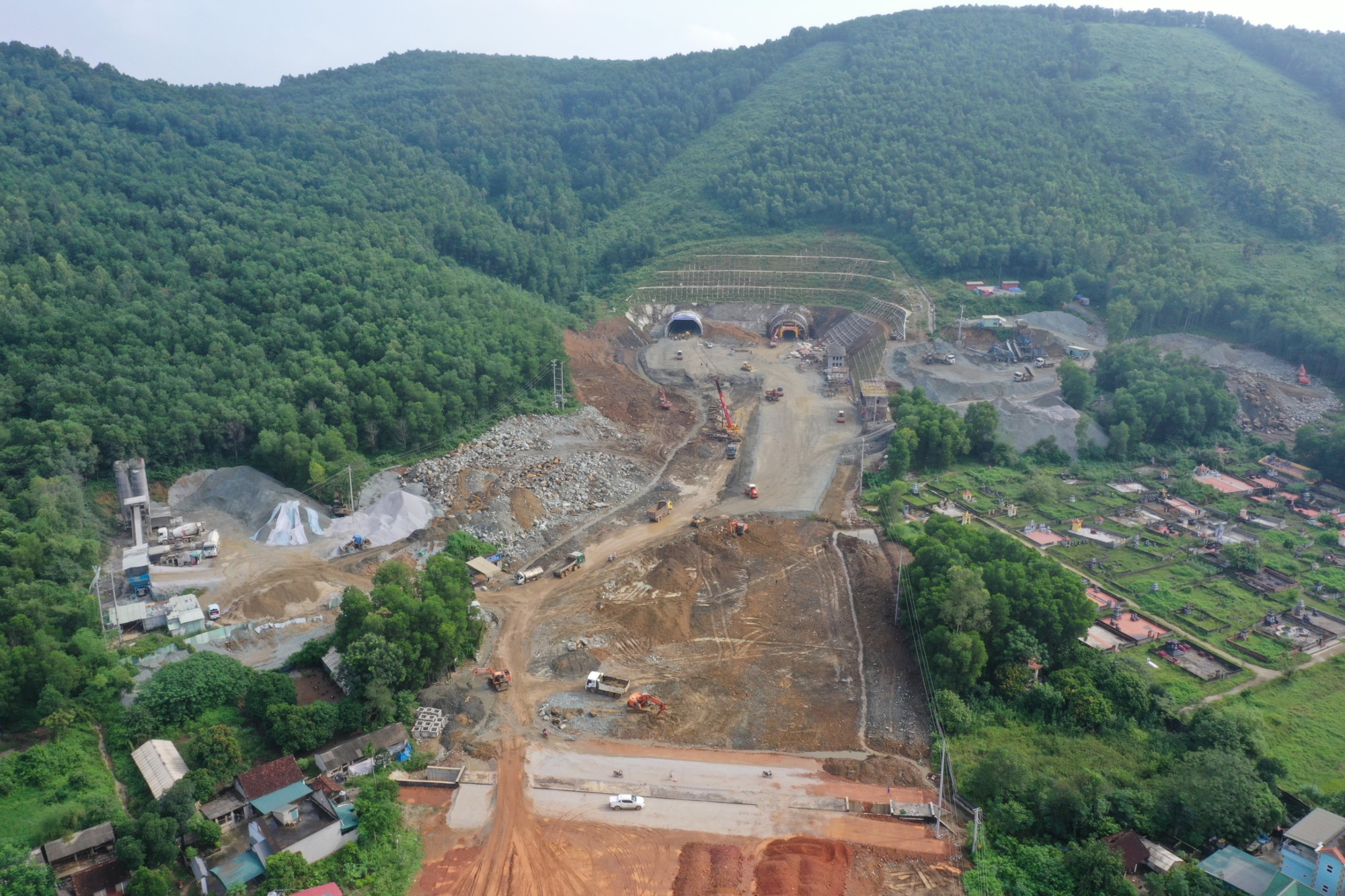Cận cảnh hầm lớn nhất cao tốc Bắc-Nam qua Thanh Hóa chuẩn bị hoàn thành - Ảnh 2.