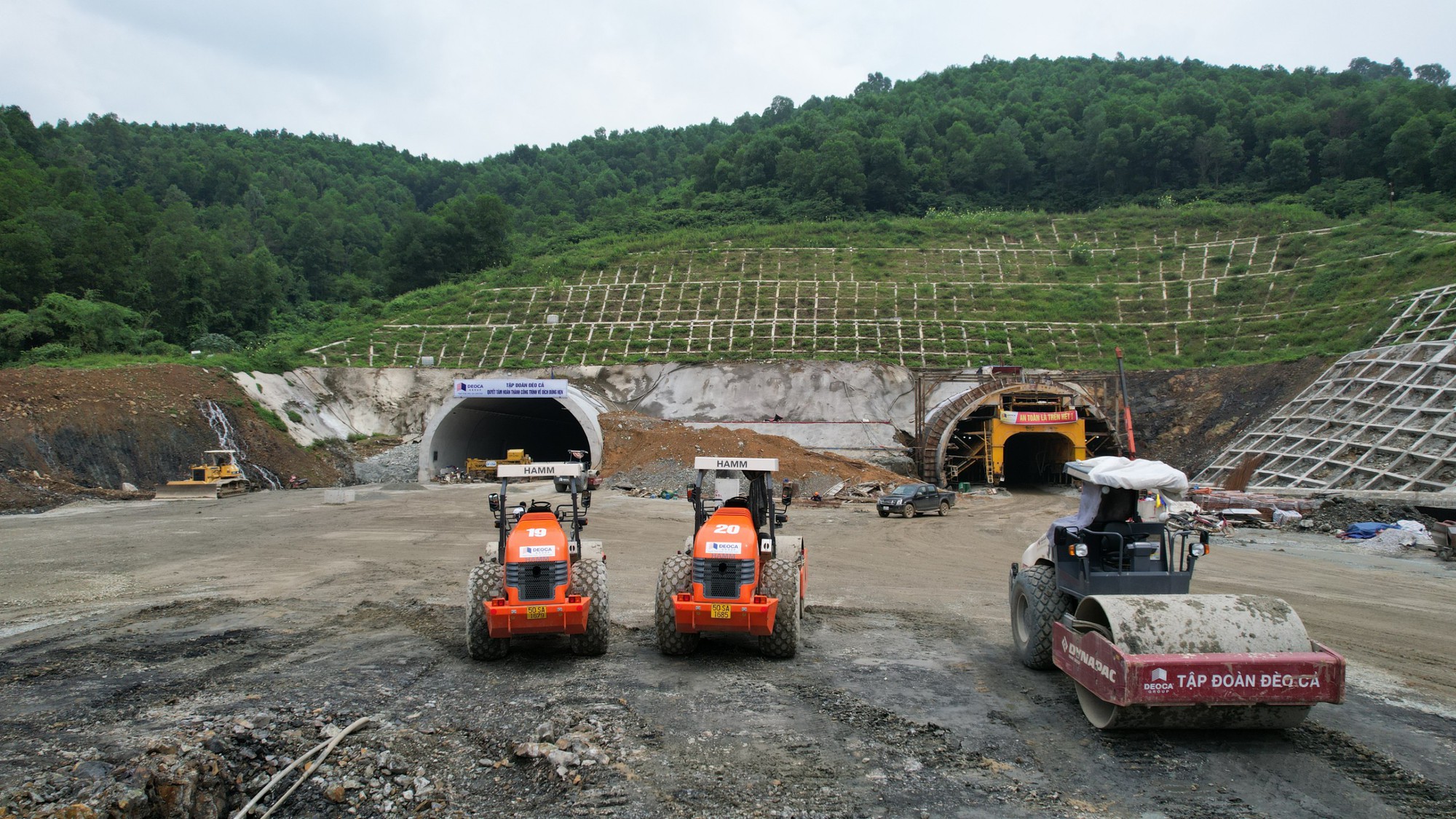 Cận cảnh hầm lớn nhất cao tốc Bắc-Nam qua Thanh Hóa chuẩn bị hoàn thành - Ảnh 1.