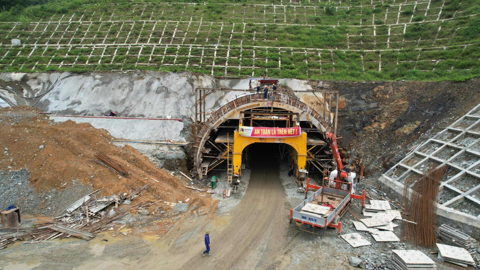 Cận cảnh hầm lớn nhất cao tốc Bắc-Nam qua Thanh Hóa chuẩn bị hoàn thành - Ảnh 9.