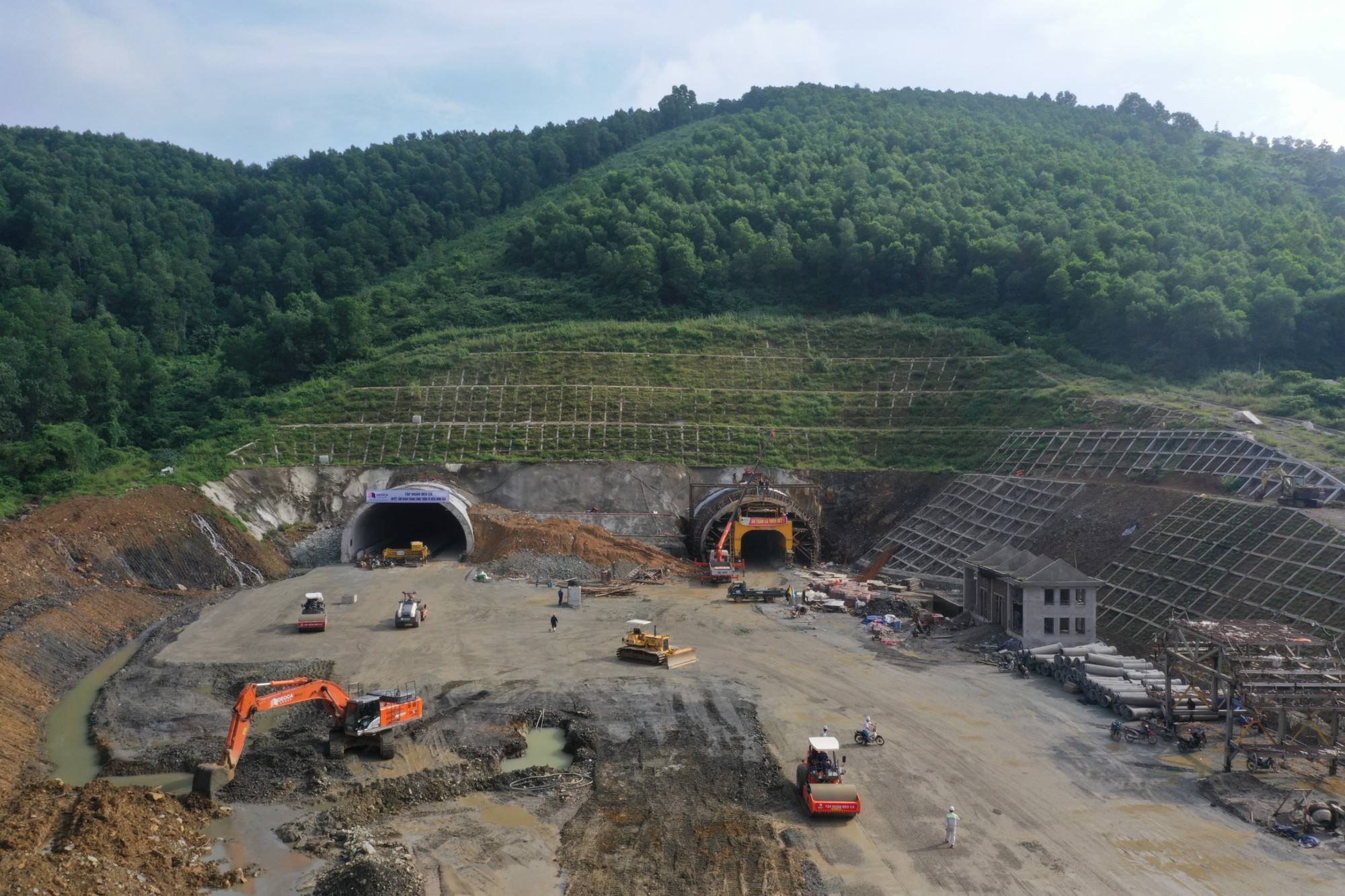 Cận cảnh hầm lớn nhất cao tốc Bắc-Nam qua Thanh Hóa chuẩn bị hoàn thành - Ảnh 3.