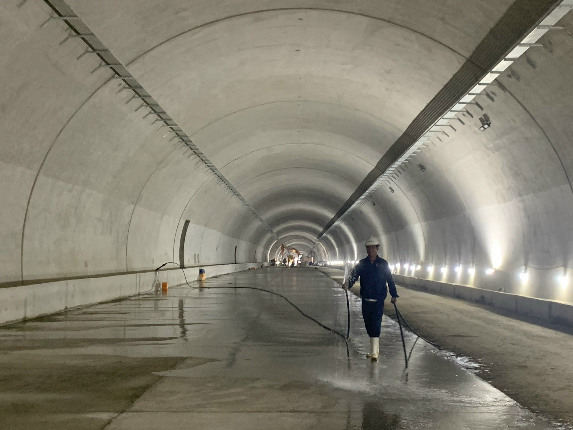 Cận cảnh hầm lớn nhất cao tốc Bắc-Nam qua Thanh Hóa chuẩn bị hoàn thành - Ảnh 5.