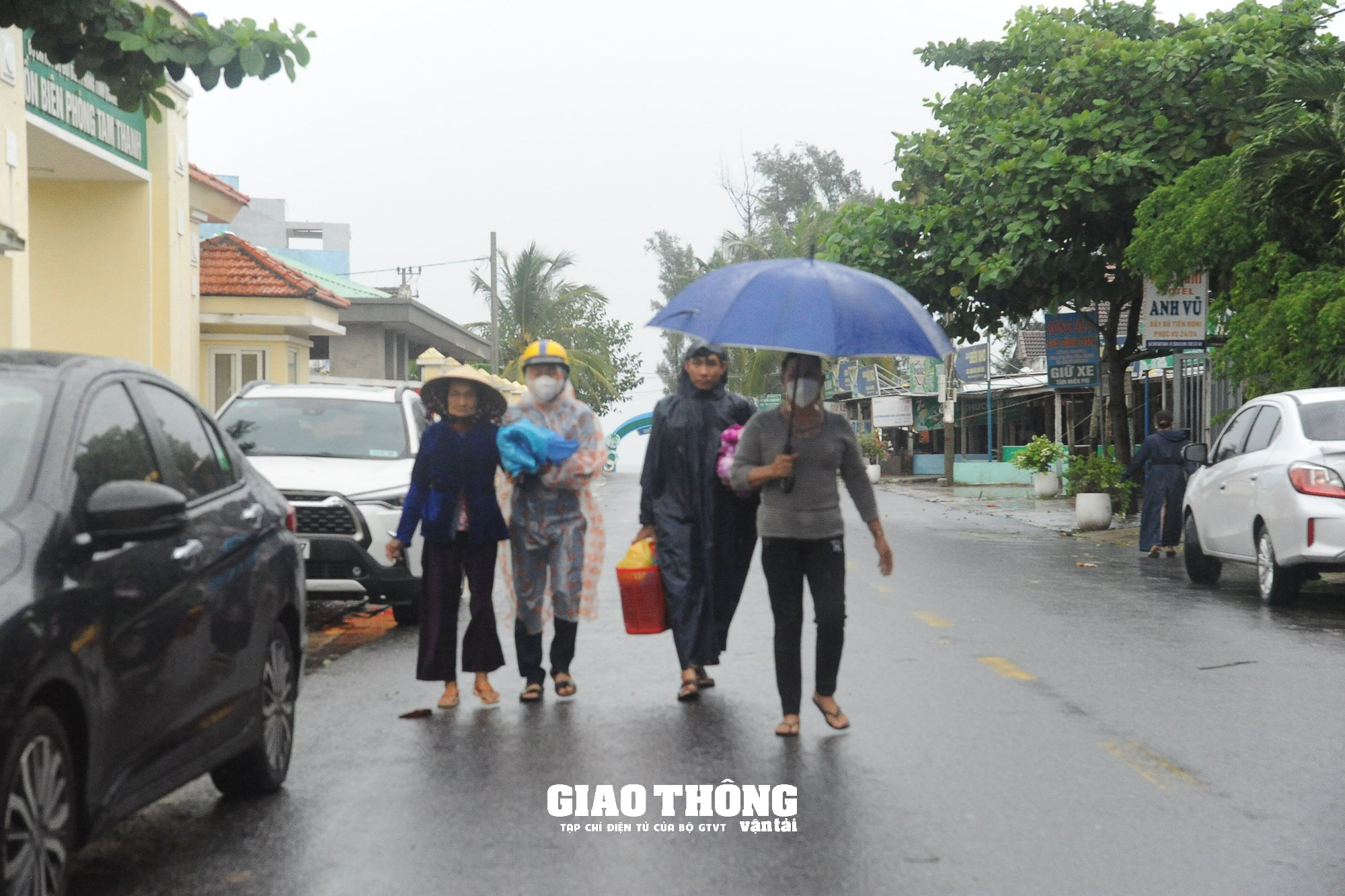 Cận cảnh hàng ngàn người dân Quảng Nam cấp tập sơ tán tránh siêu bão Noru - Ảnh 5.