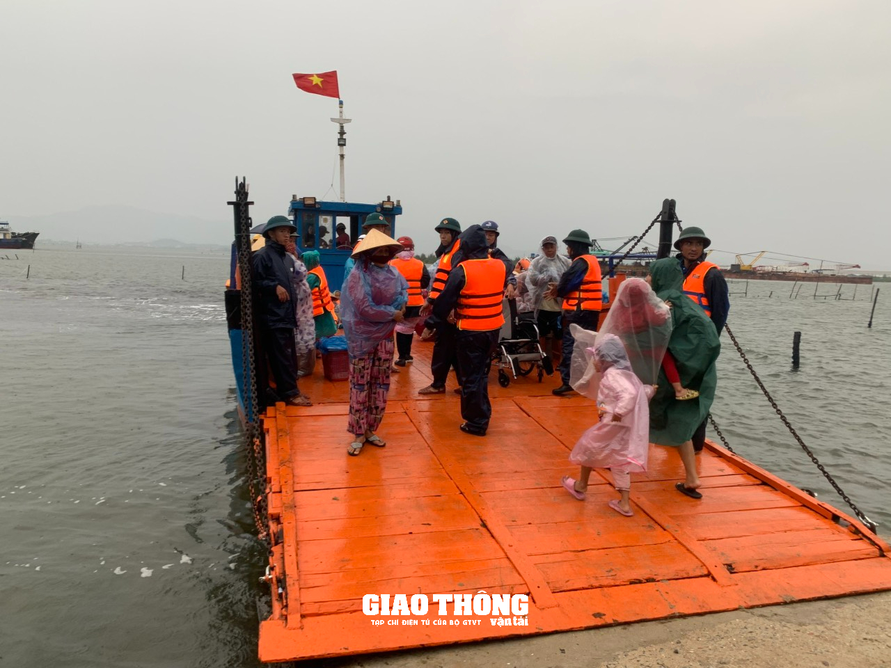 Bão số 4 áp sát bờ, Quảng Nam điều phà công suất lớn, xe chuyên dụng sơ tán dân xã đảo - Ảnh 7.