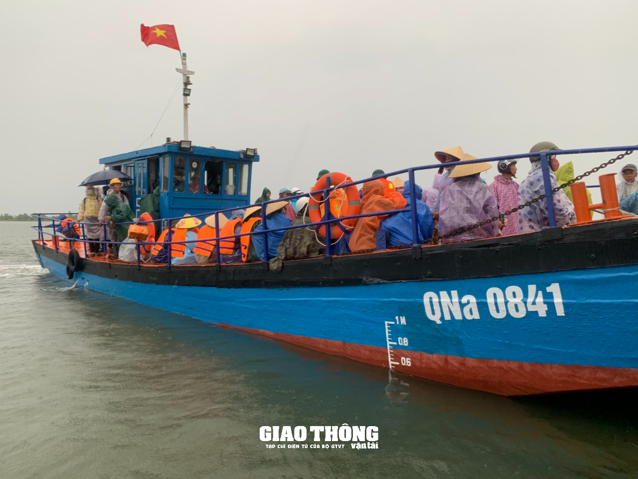 Bão số 4 áp sát bờ, Quảng Nam điều phà công suất lớn, xe chuyên dụng sơ tán dân xã đảo - Ảnh 8.