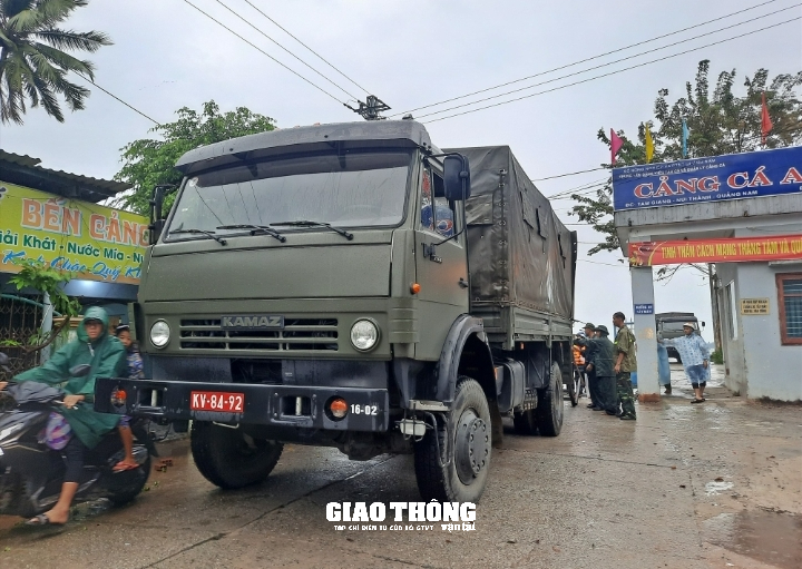 Bão số 4 áp sát bờ, Quảng Nam điều phà công suất lớn, xe chuyên dụng sơ tán dân xã đảo - Ảnh 10.