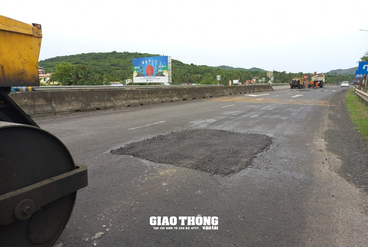 Cận cảnh sửa vá mặt đường QL1 qua Phú Yên, đảm bảo ATGT - Ảnh 15.