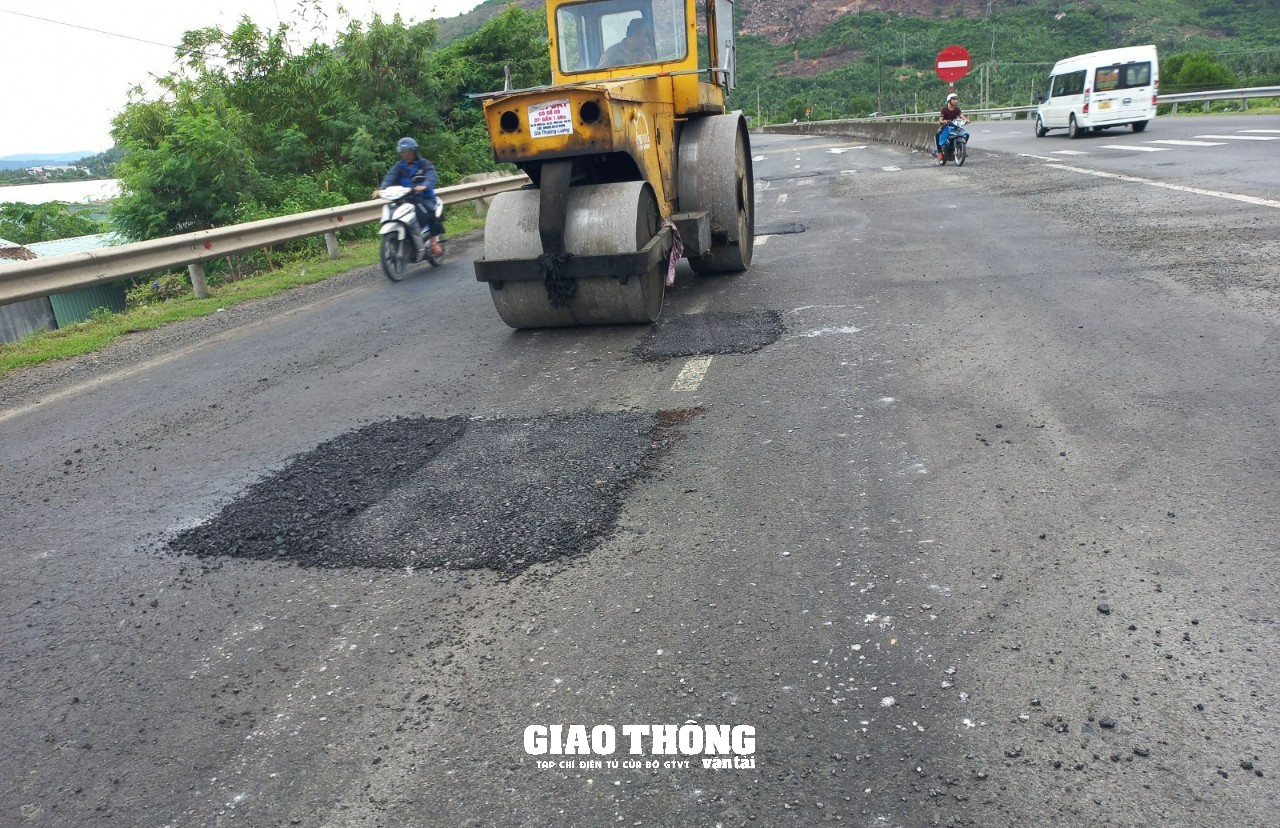 Cận cảnh sửa vá mặt đường QL1 qua Phú Yên, đảm bảo ATGT - Ảnh 17.