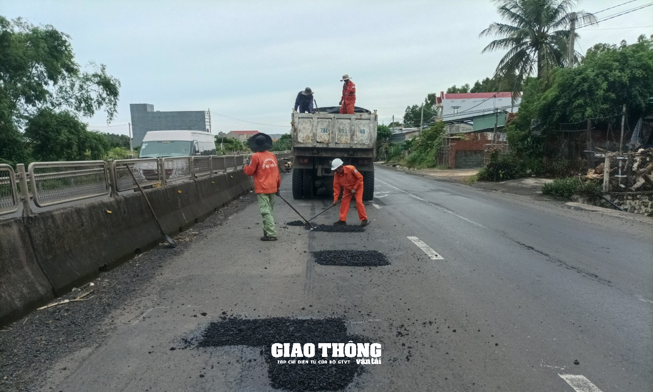 Cận cảnh sửa vá mặt đường QL1 qua Phú Yên, đảm bảo ATGT - Ảnh 3.
