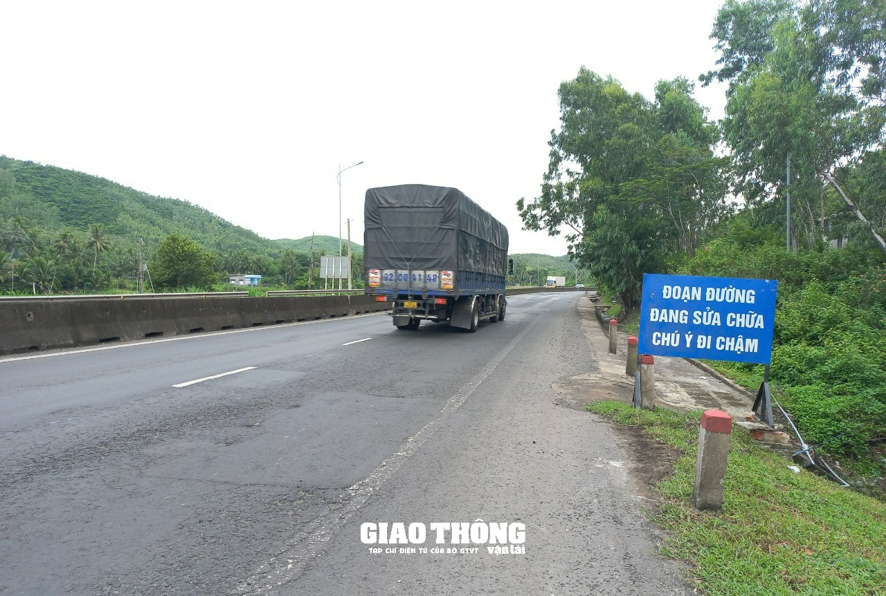 Cận cảnh sửa vá mặt đường QL1 qua Phú Yên, đảm bảo ATGT - Ảnh 5.