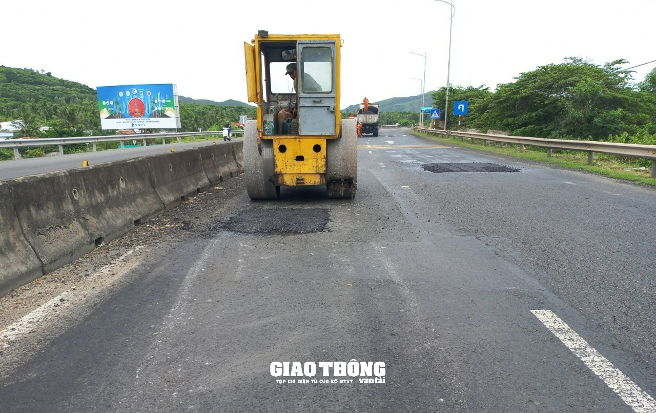 Cận cảnh sửa vá mặt đường QL1 qua Phú Yên, đảm bảo ATGT - Ảnh 6.