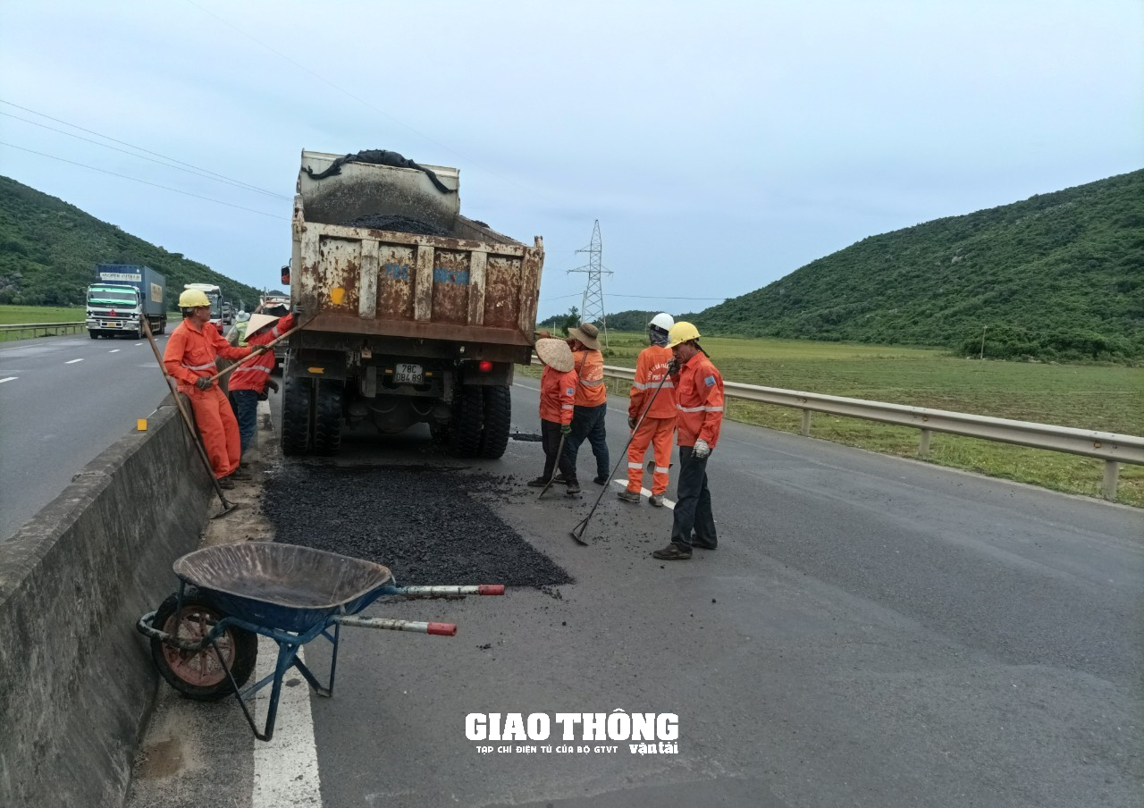 Cận cảnh sửa vá mặt đường QL1 qua Phú Yên, đảm bảo ATGT - Ảnh 1.
