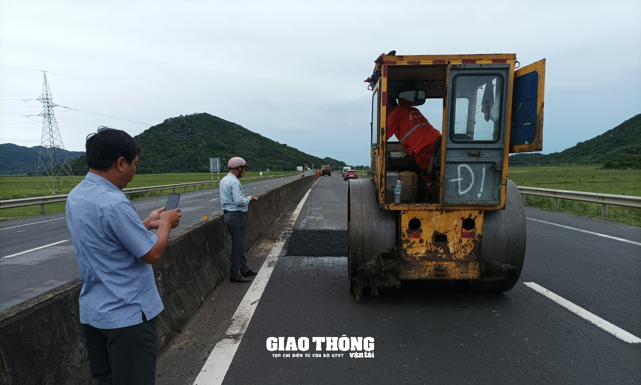 Cận cảnh sửa vá mặt đường QL1 qua Phú Yên, đảm bảo ATGT - Ảnh 8.
