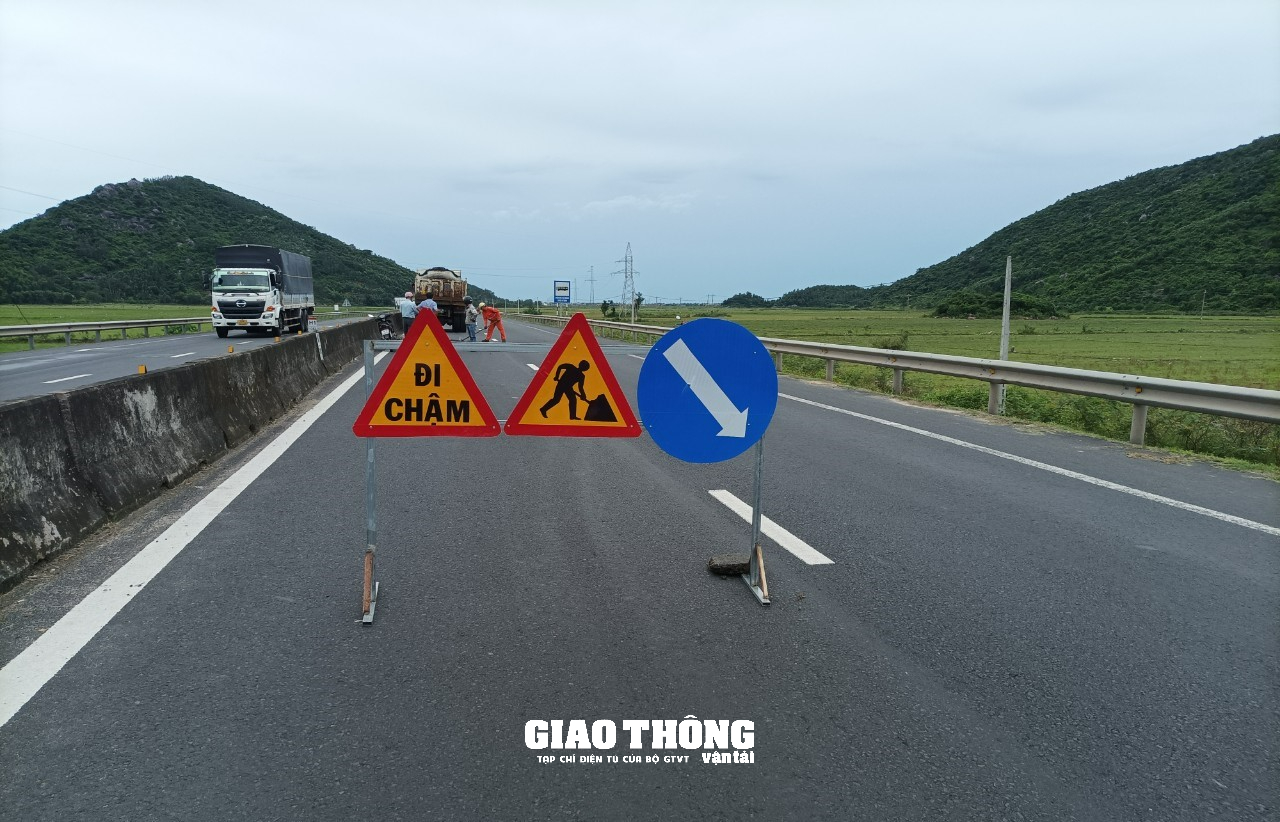 Cận cảnh sửa vá mặt đường QL1 qua Phú Yên, đảm bảo ATGT - Ảnh 9.