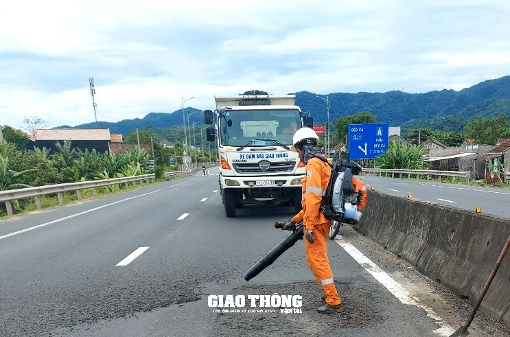 Cận cảnh sửa vá mặt đường QL1 qua Phú Yên, đảm bảo ATGT - Ảnh 10.