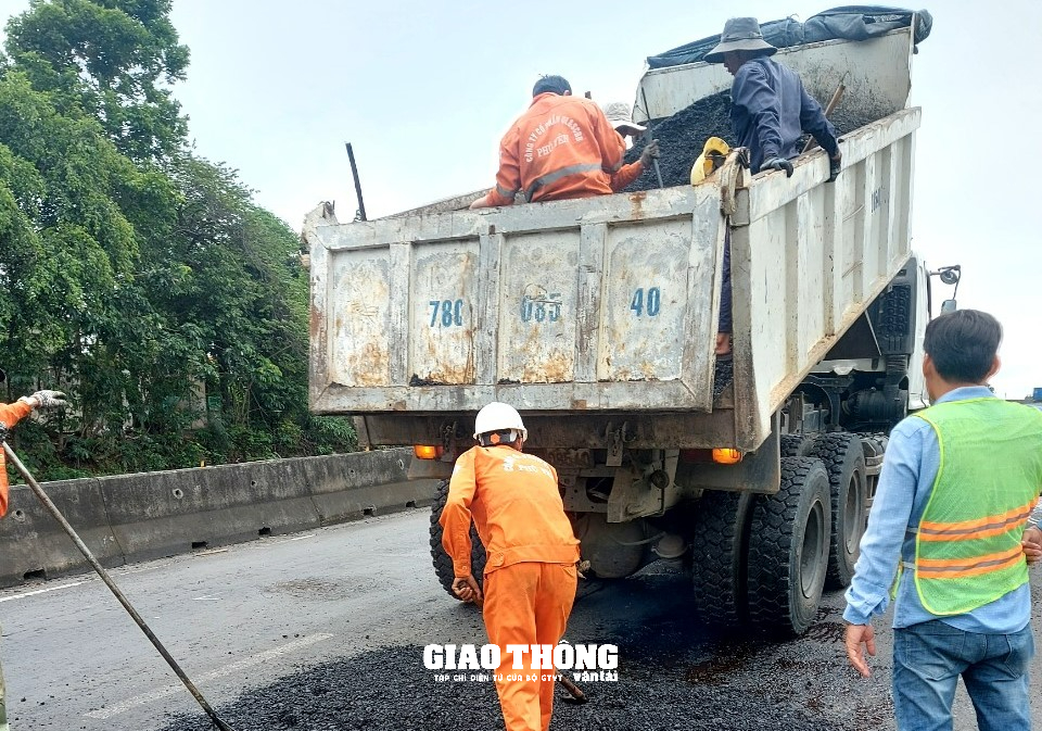 Cận cảnh sửa vá mặt đường QL1 qua Phú Yên, đảm bảo ATGT - Ảnh 12.
