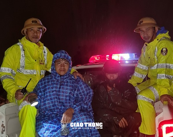 CSGT, Thanh tra GTVT Đà Nẵng, Quảng Nam &quot;trắng đêm&quot; trong mưa bão, dọn cây đổ, hướng dẫn giao thông - Ảnh 5.