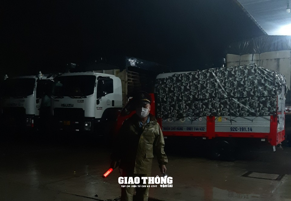 CSGT, Thanh tra GTVT Đà Nẵng, Quảng Nam &quot;trắng đêm&quot; trong mưa bão, dọn cây đổ, hướng dẫn giao thông - Ảnh 3.