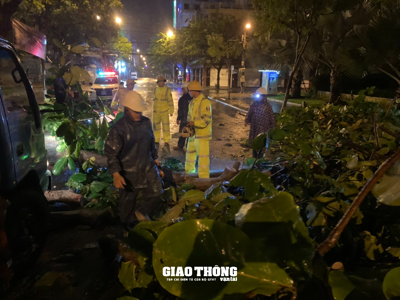 CSGT, Thanh tra GTVT Đà Nẵng, Quảng Nam &quot;trắng đêm&quot; trong mưa bão, dọn cây đổ, hướng dẫn giao thông - Ảnh 15.