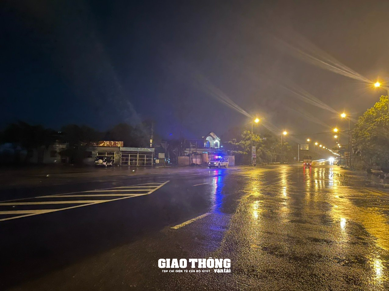 CSGT, Thanh tra GTVT Đà Nẵng, Quảng Nam &quot;trắng đêm&quot; trong mưa bão, dọn cây đổ, hướng dẫn giao thông - Ảnh 22.