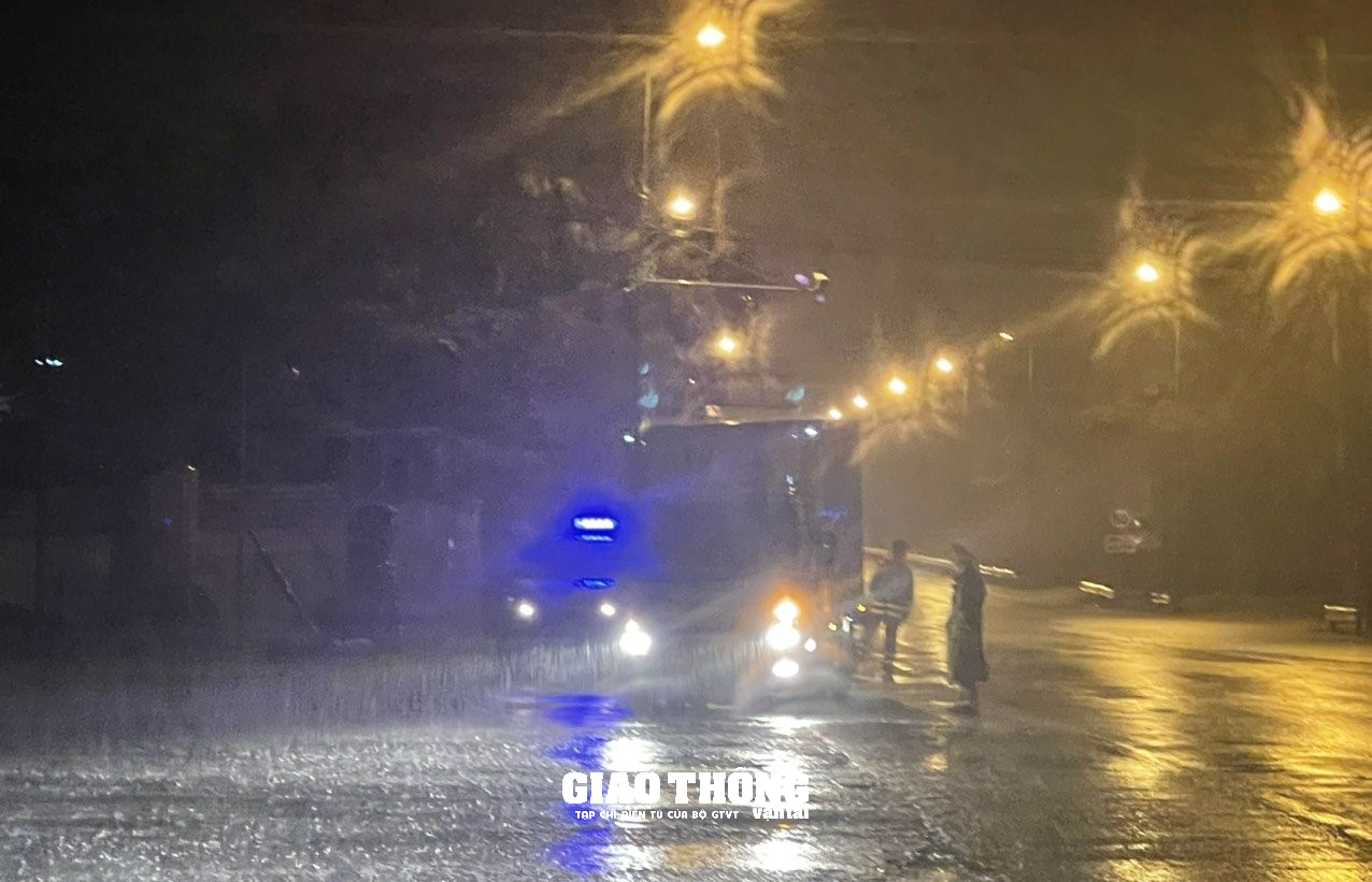 CSGT, Thanh tra GTVT Đà Nẵng, Quảng Nam &quot;trắng đêm&quot; trong mưa bão, dọn cây đổ, hướng dẫn giao thông - Ảnh 8.