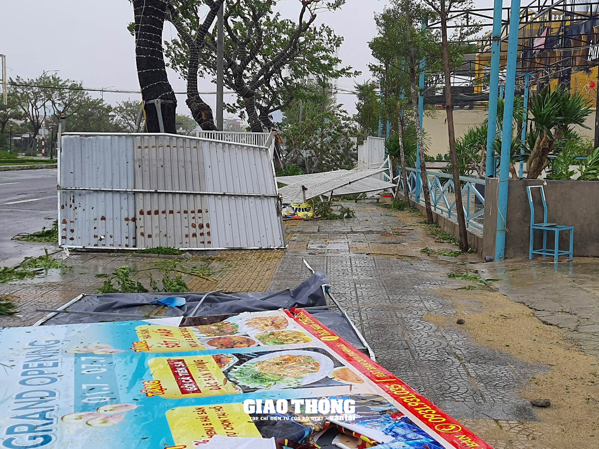 Ghi ở tâm bão Đà Nẵng-Quảng Nam: Cây xanh ngã đổ la liệt, gây ách tắc giao thông - Ảnh 18.