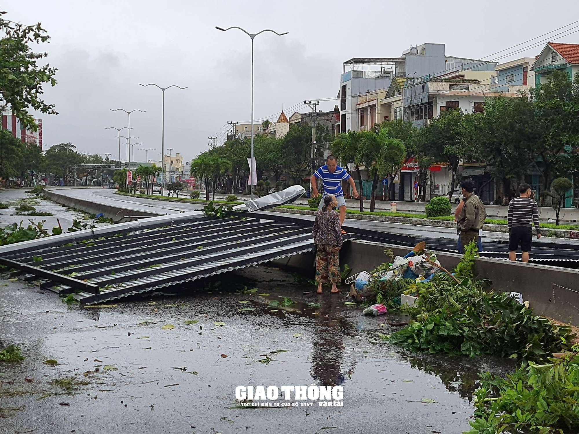 Ghi ở tâm bão Đà Nẵng-Quảng Nam: Cây xanh ngã đổ la liệt, gây ách tắc giao thông - Ảnh 19.