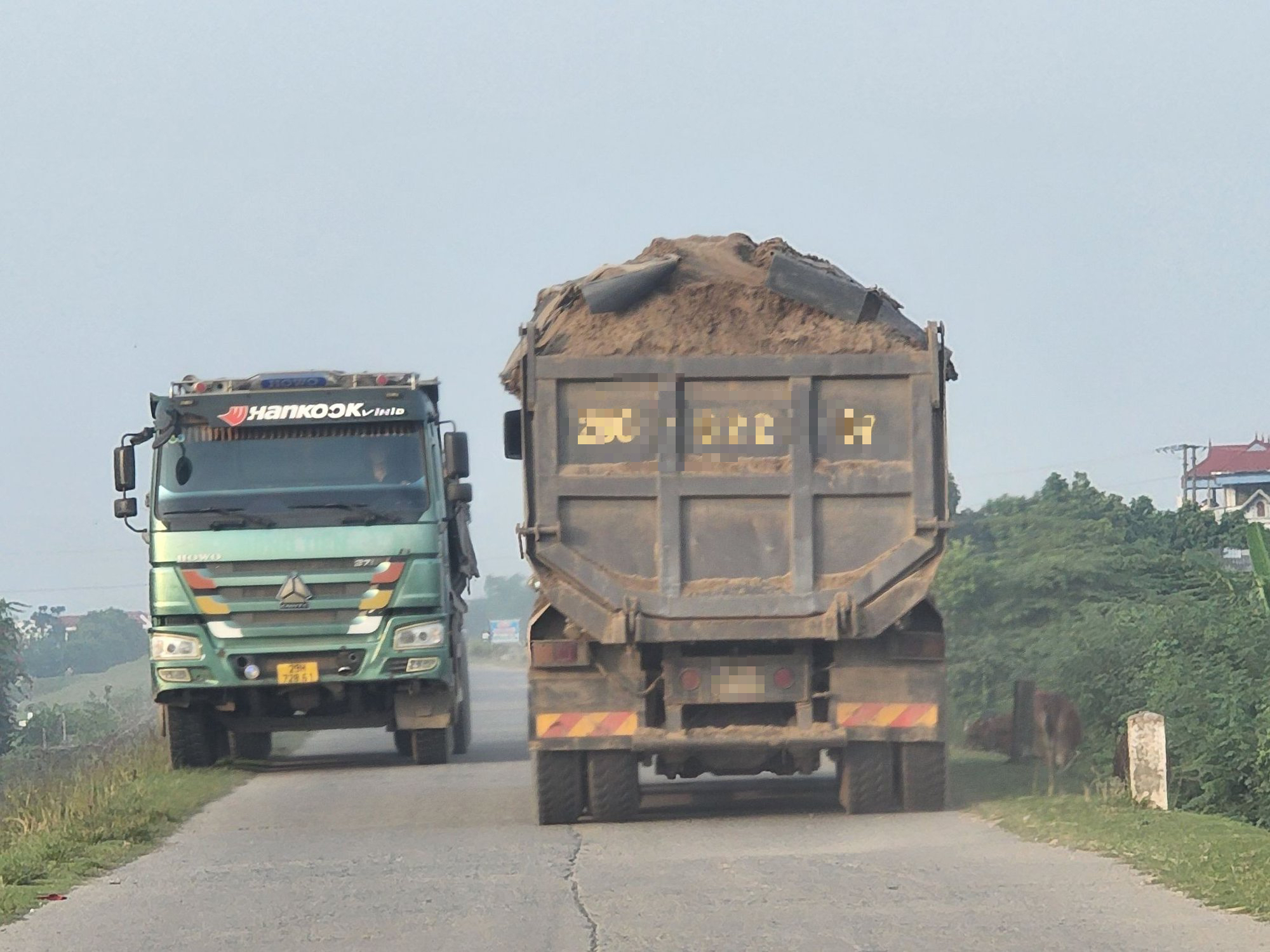 Chưa hết cao điểm Bộ Công an, Hà Nội nhiều xe tải chở nặng có dấu hiệu quá tải - Ảnh 1.