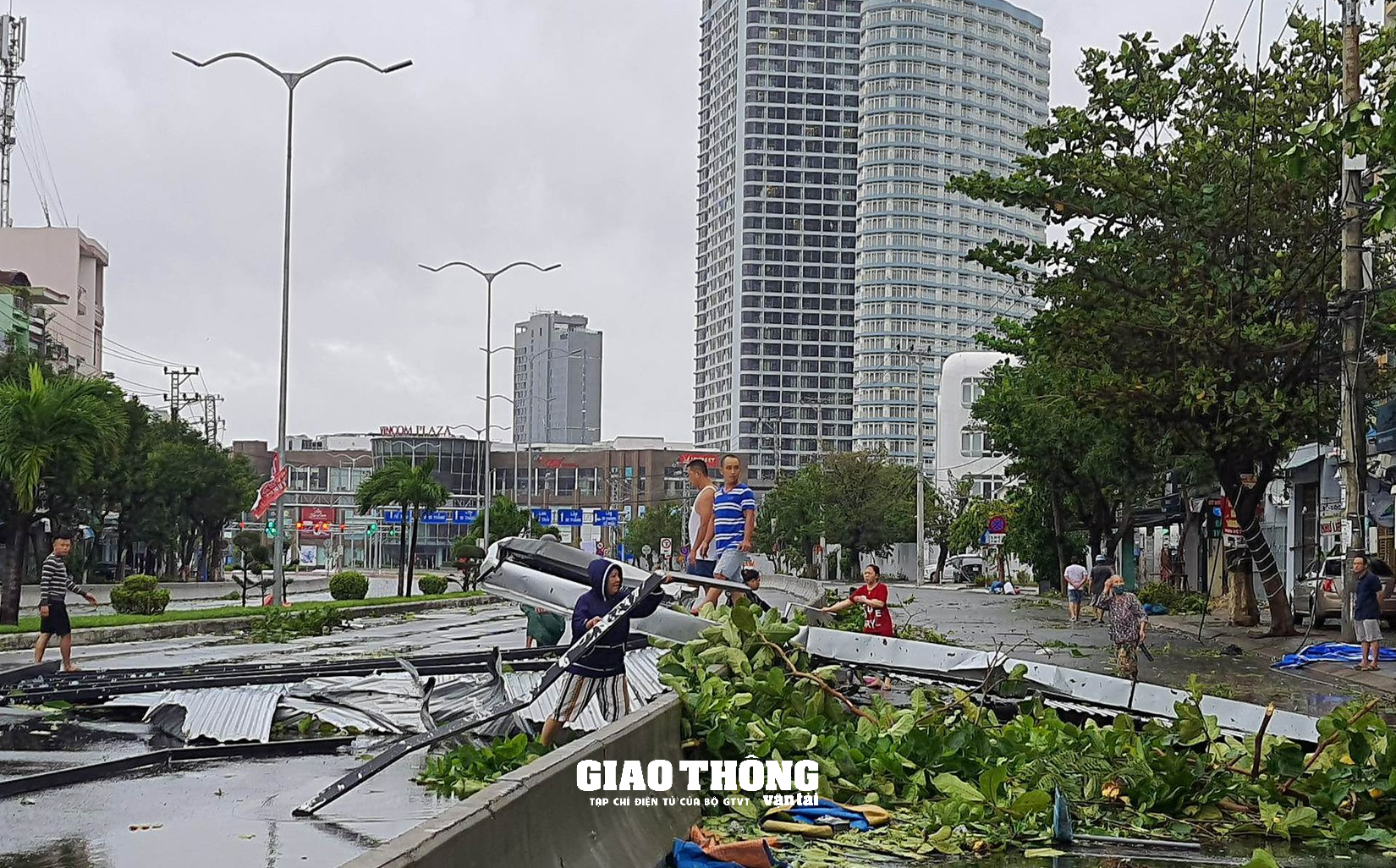 Ghi ở tâm bão Đà Nẵng-Quảng Nam: Cây xanh ngã đổ la liệt, gây ách tắc giao thông - Ảnh 1.