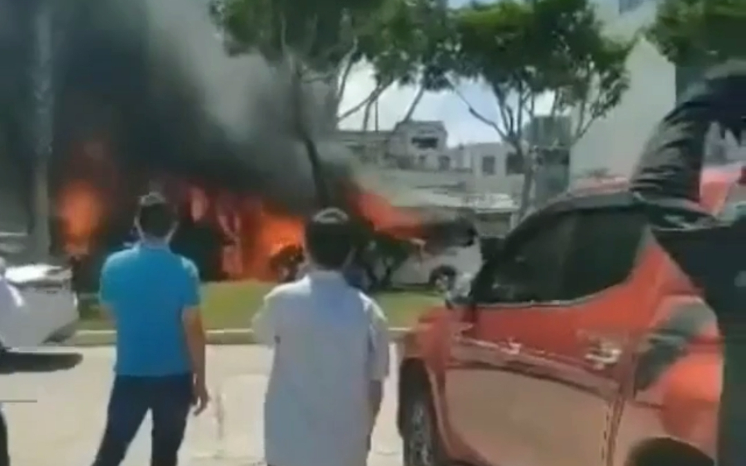 Video: Nhiều xe ô tô ở trung tâm tiệc cưới bất ngờ bốc cháy trơ khung  - Ảnh 3.