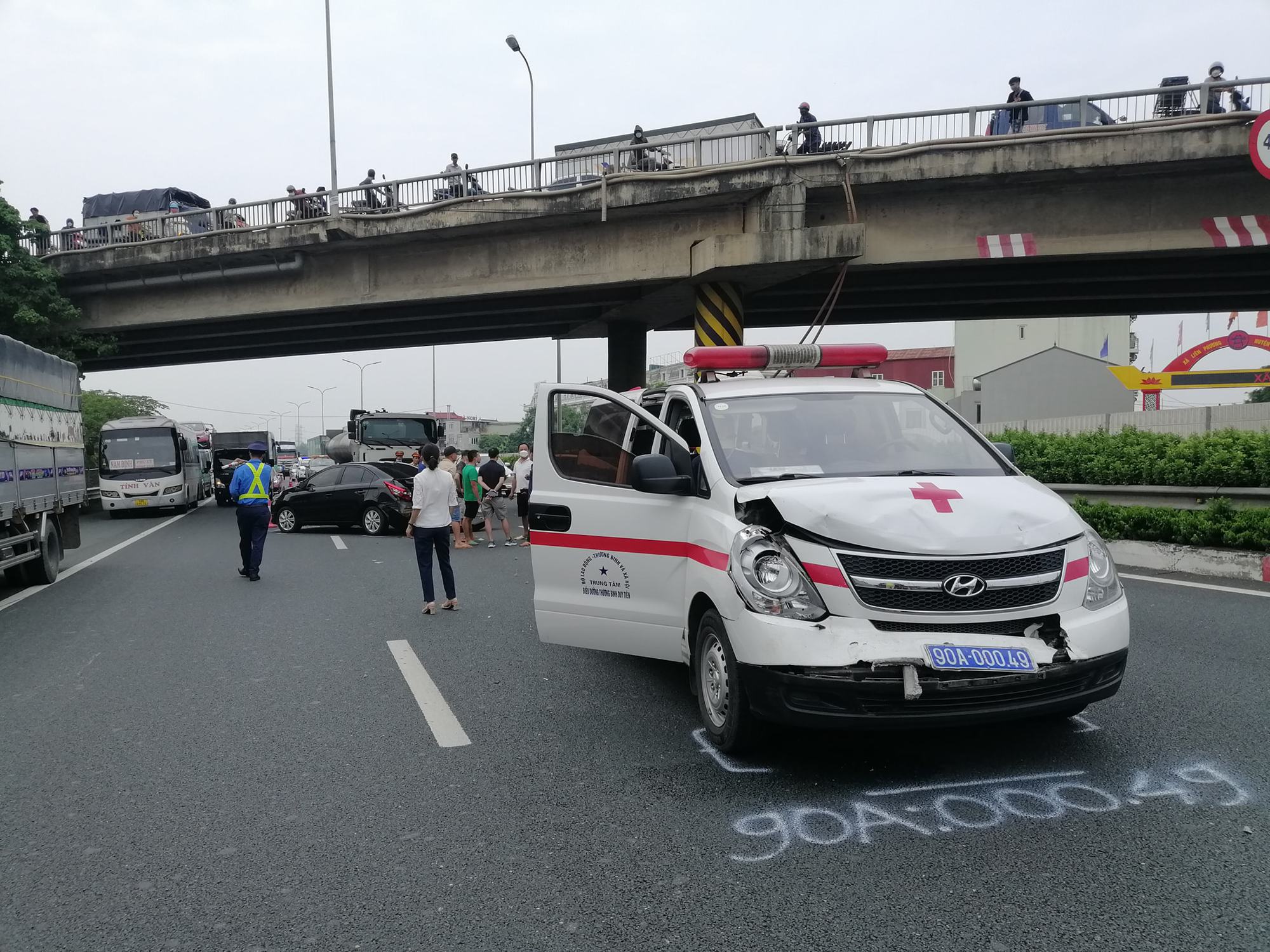 Xe cứu thương chở người bệnh bị tai nạn trên cao tốc Pháp Vân - Cầu Giẽ - Ảnh 1.