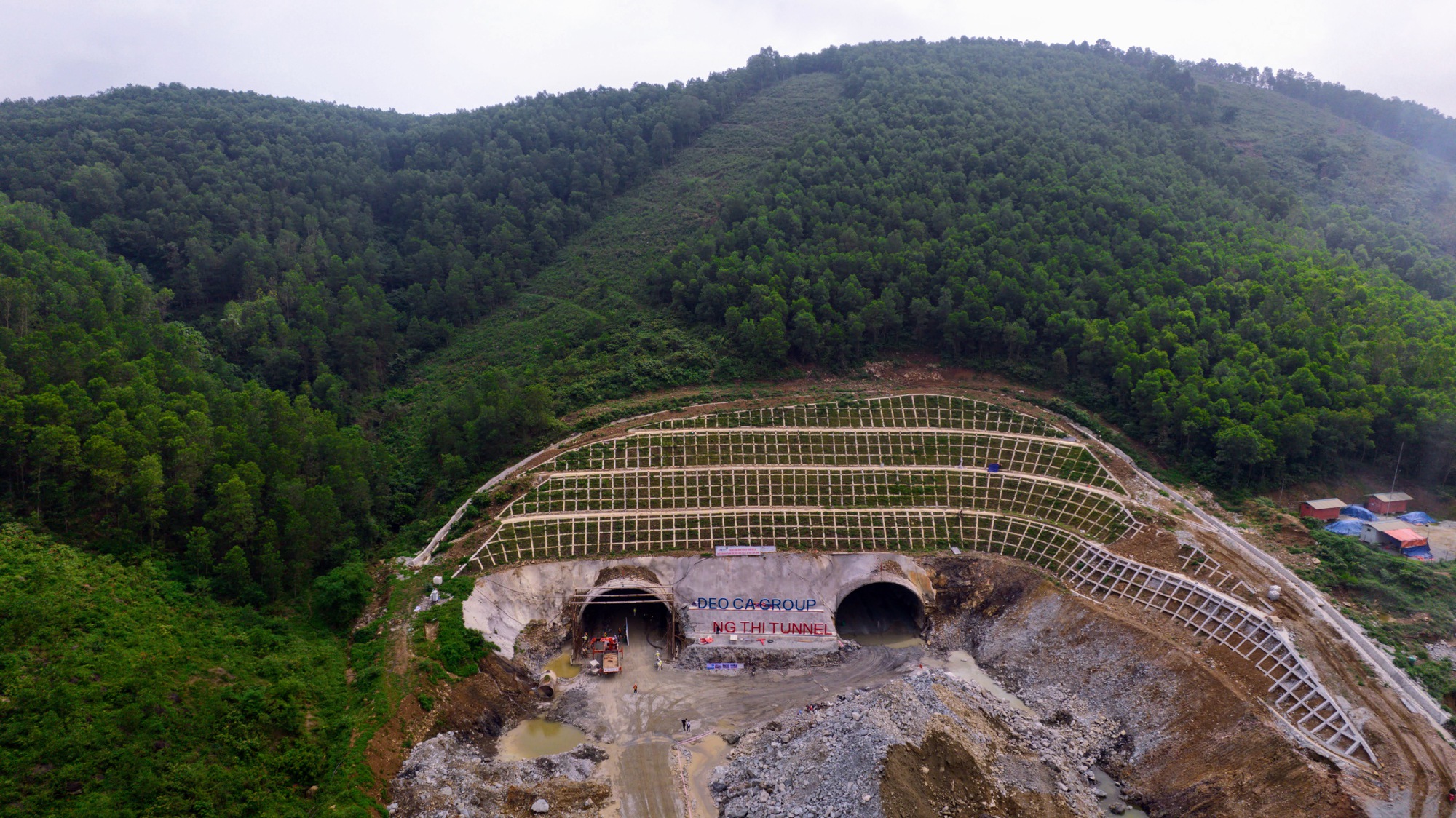 Hầm lớn nhất trên cao tốc Mai Sơn - QL45 vượt tiến độ thi công - Ảnh 1.