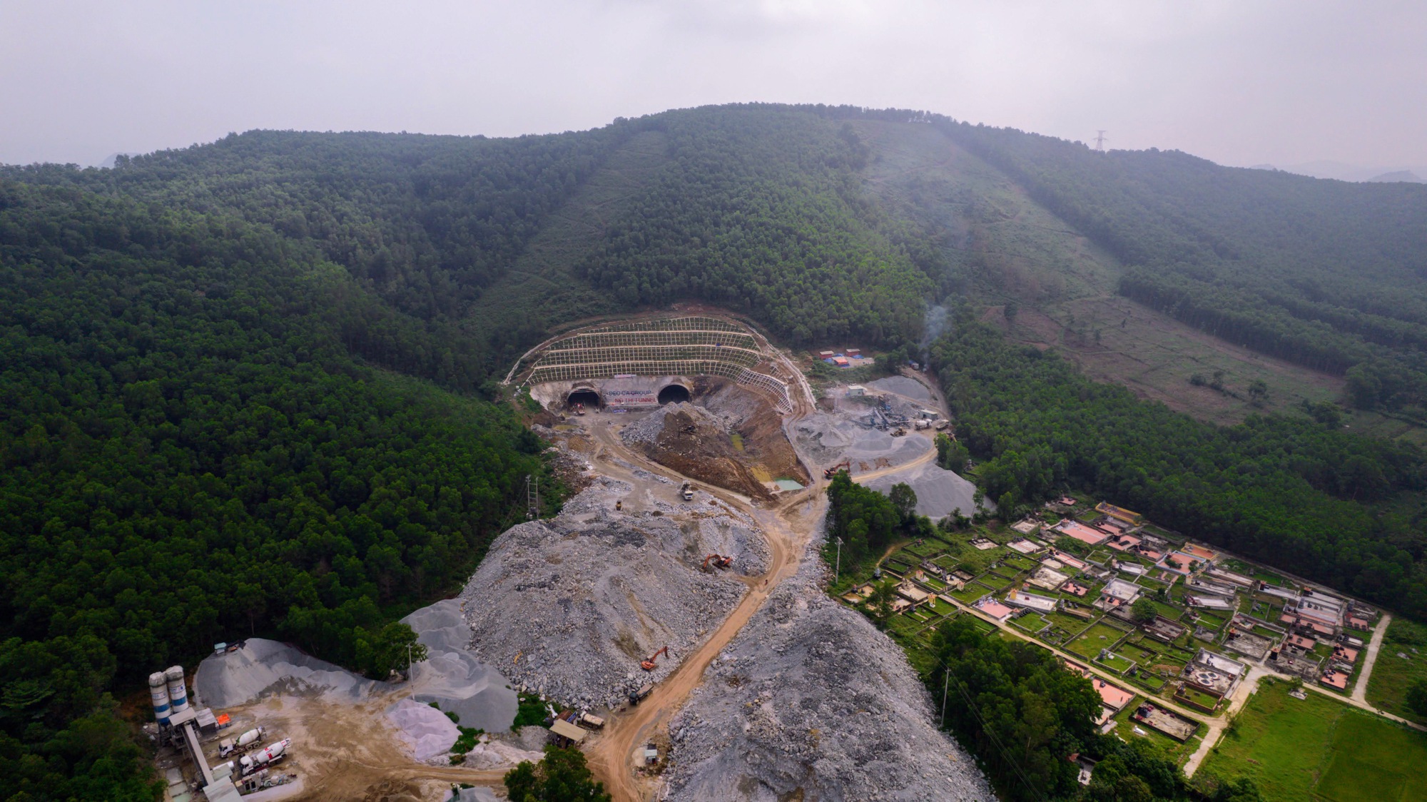 Hầm lớn nhất trên cao tốc Mai Sơn - QL45 vượt tiến độ thi công - Ảnh 3.