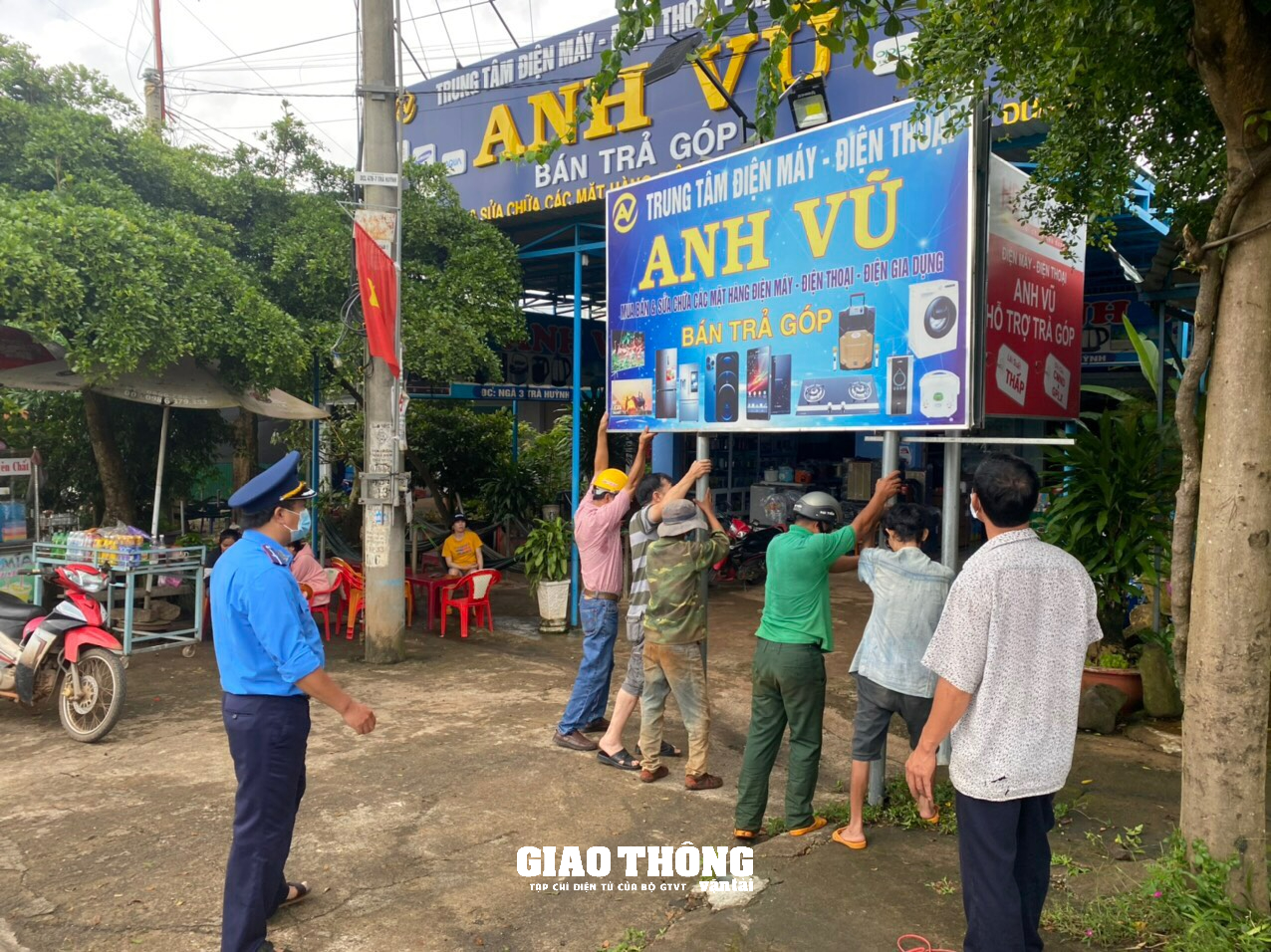 Lập lại trật tự hành lang an toàn trên tuyến Hồ Chí Minh qua 2 tỉnh Kon Tum, Gia Lai - Ảnh 2.