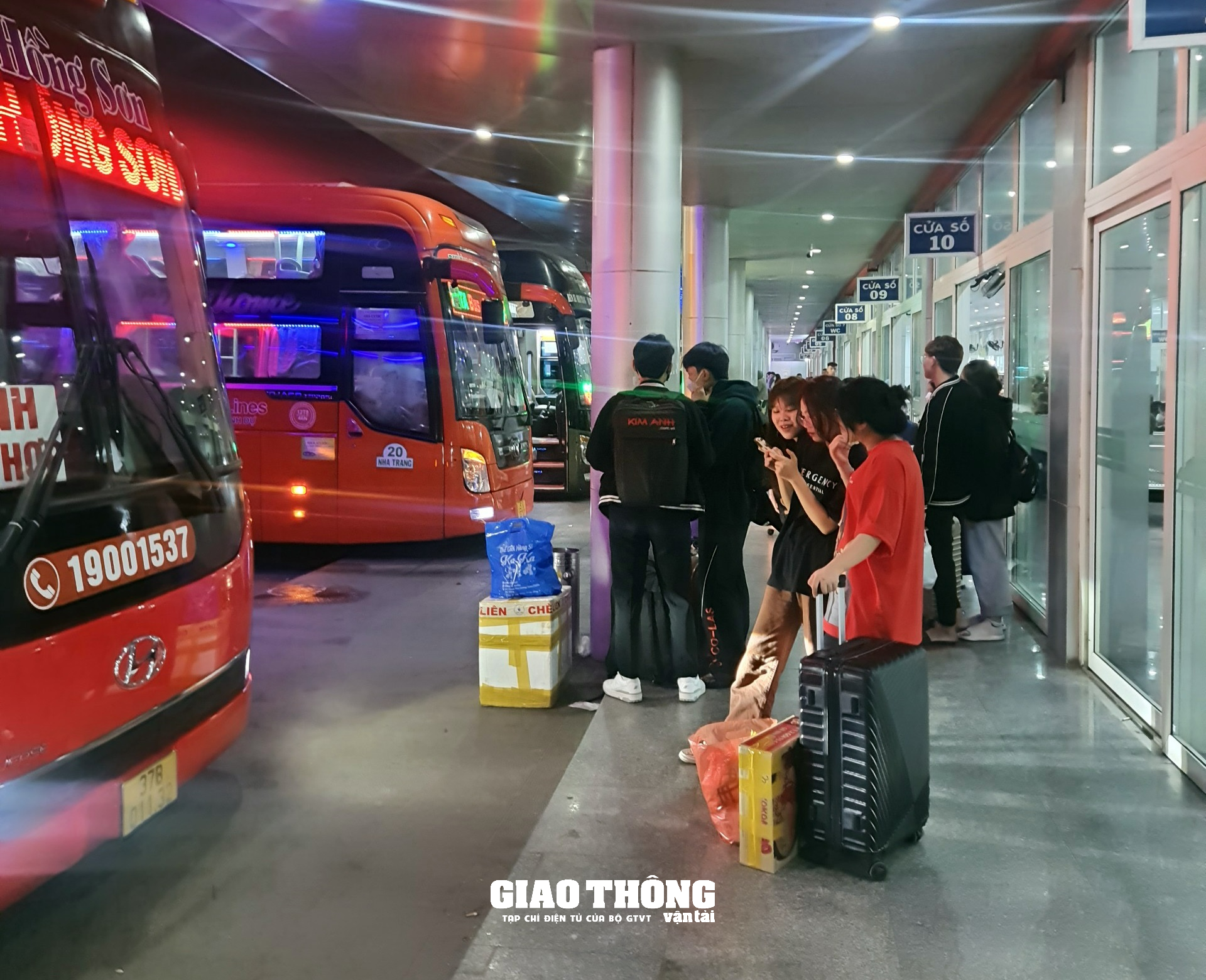 Chùm ảnh: Bến xe, sân bay Đà Nẵng nhộn nhịp khách những ngày cuối năm - Ảnh 1.