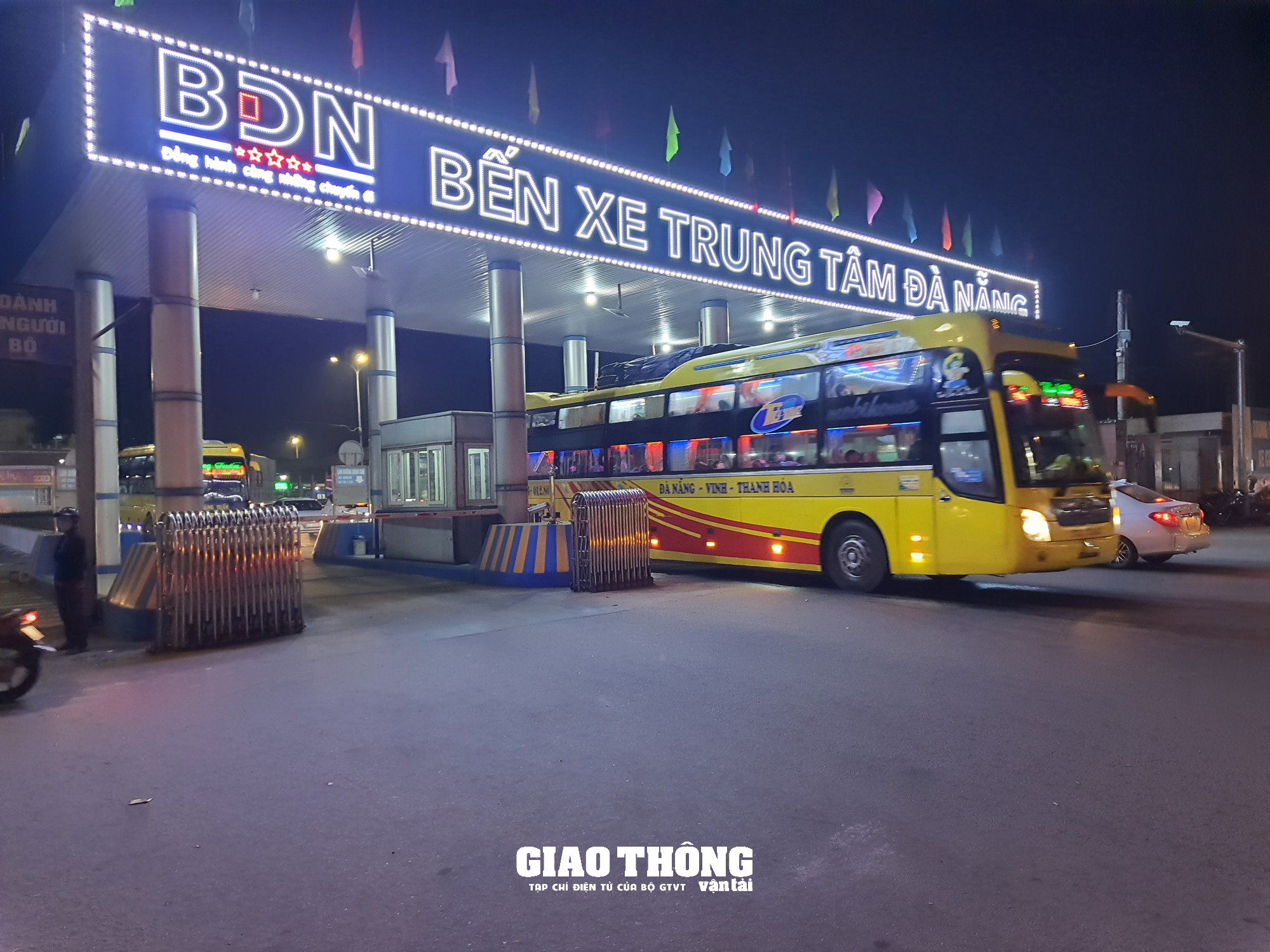 Chùm ảnh: Bến xe, sân bay Đà Nẵng nhộn nhịp khách những ngày cuối năm - Ảnh 5.