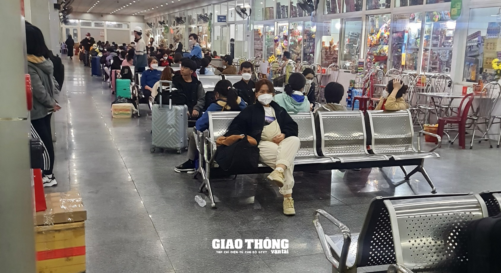 Chùm ảnh: Bến xe, sân bay Đà Nẵng nhộn nhịp khách những ngày cuối năm - Ảnh 7.