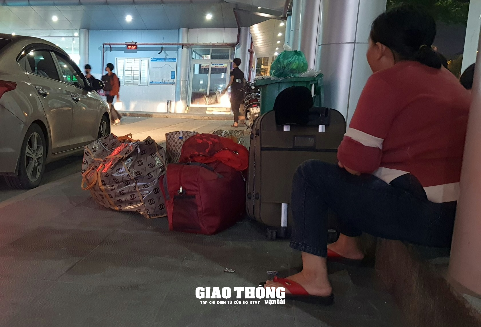 Chùm ảnh: Bến xe, sân bay Đà Nẵng nhộn nhịp khách những ngày cuối năm - Ảnh 8.