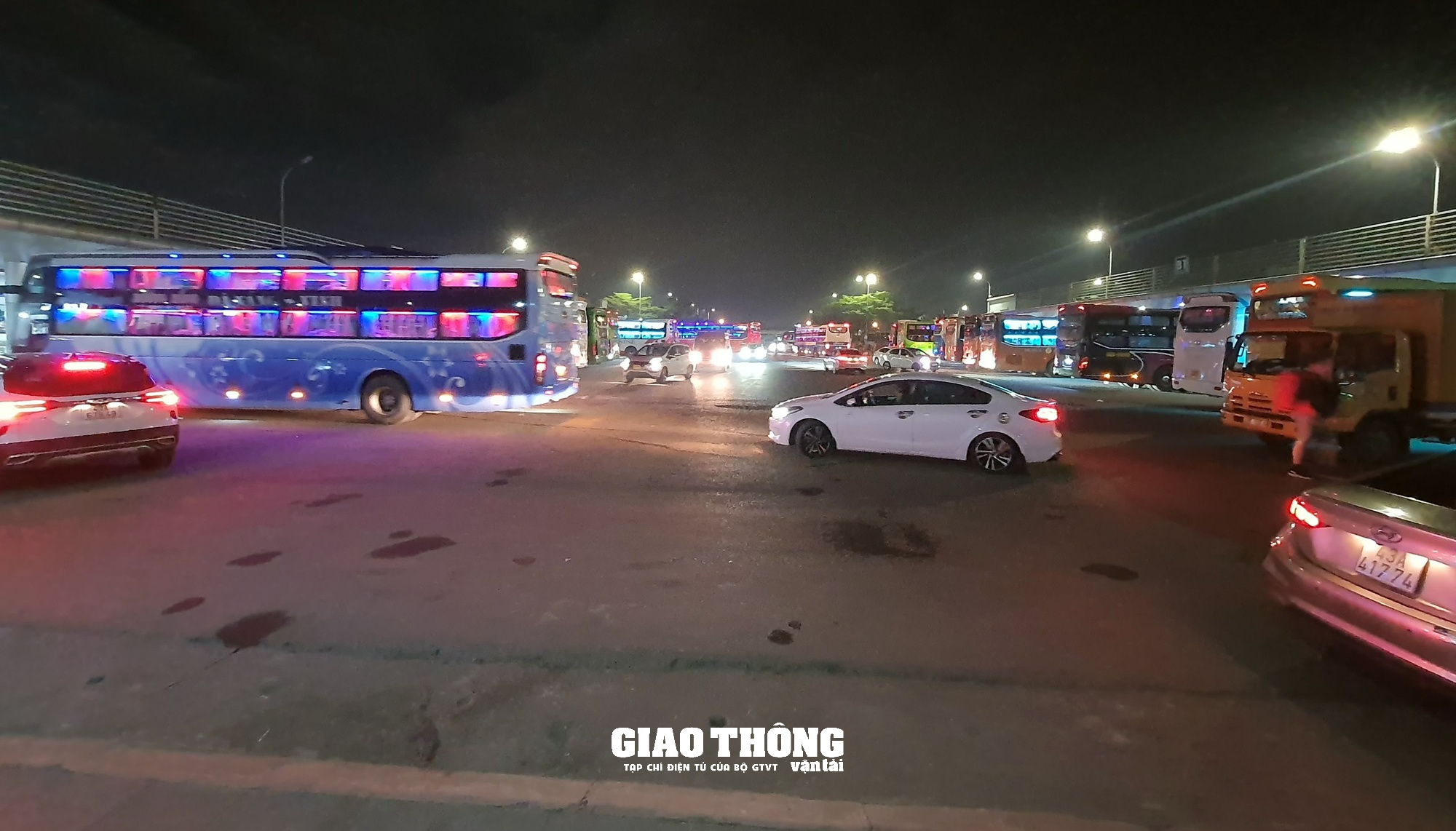 Chùm ảnh: Bến xe, sân bay Đà Nẵng nhộn nhịp khách những ngày cuối năm - Ảnh 10.