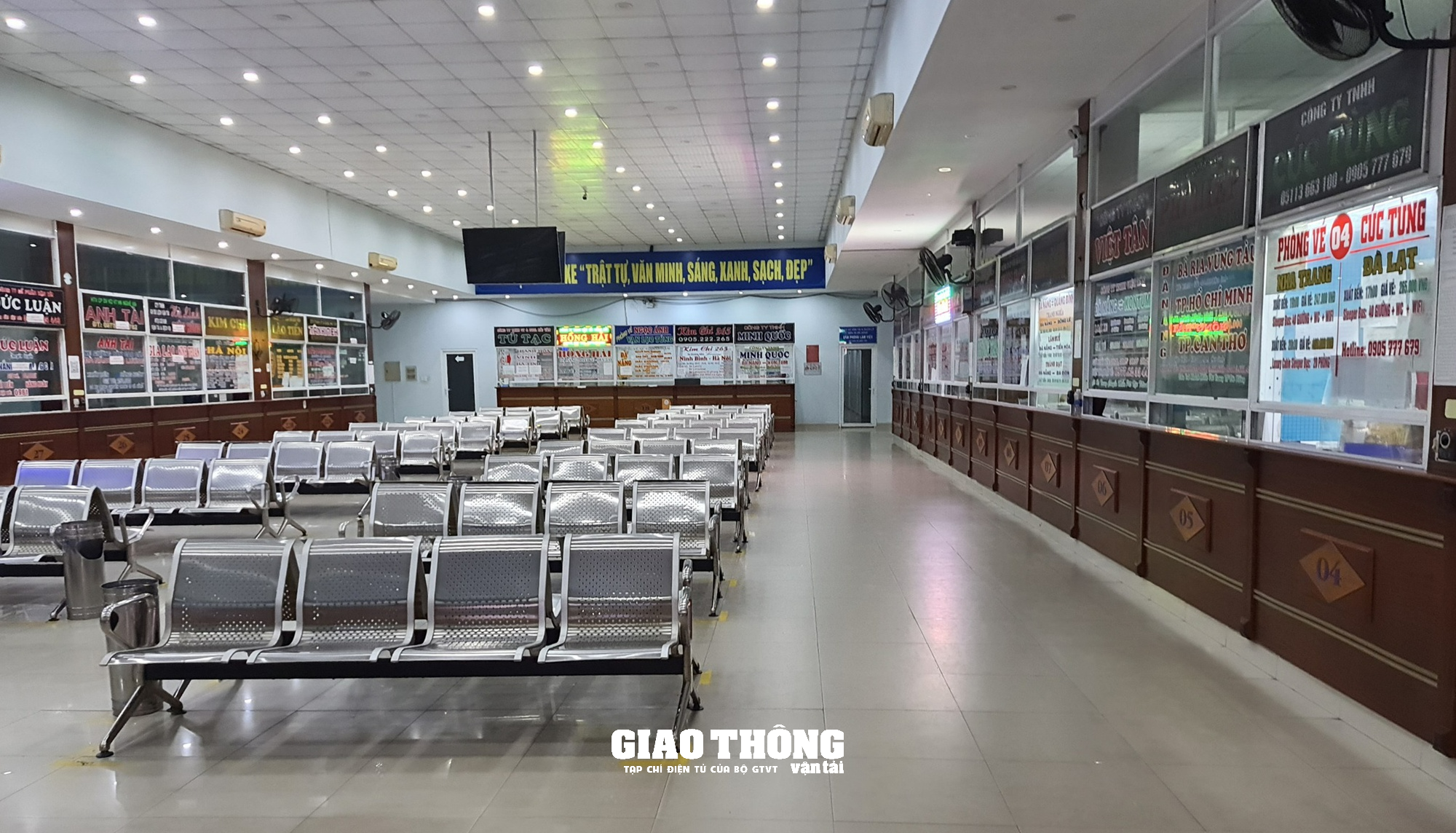 Chùm ảnh: Bến xe, sân bay Đà Nẵng nhộn nhịp khách những ngày cuối năm - Ảnh 11.